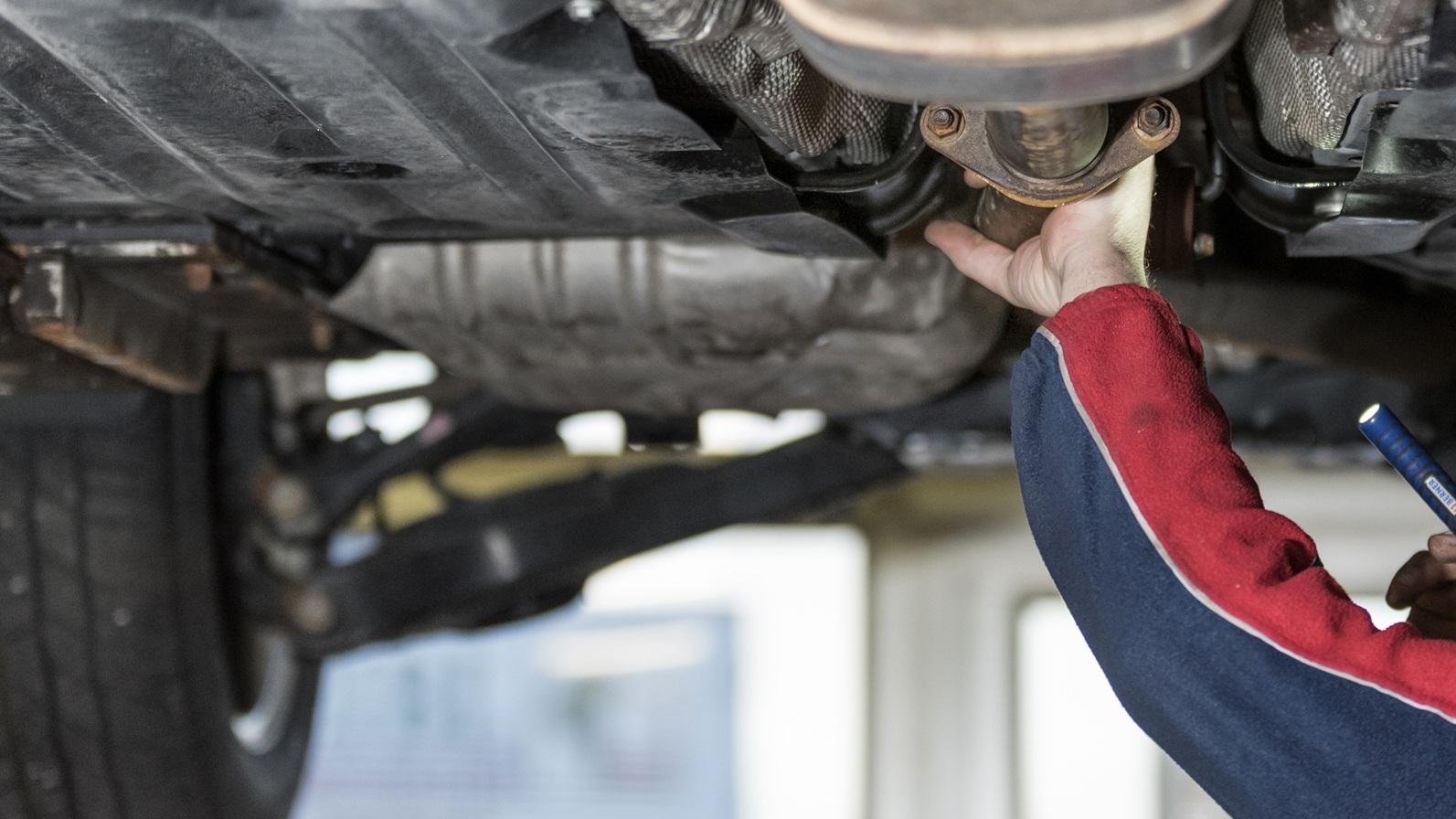 mechaniker bei reparatur
