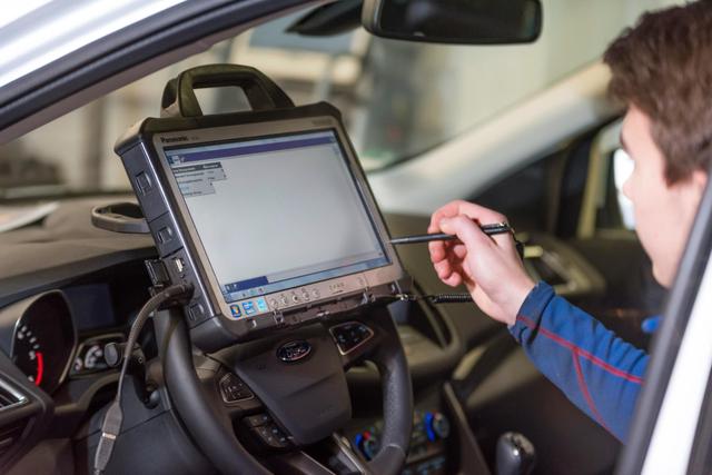 Mechatroniker arbeitet am Tester
