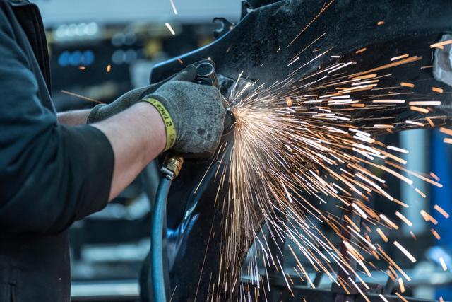 Mechatroniker arbeitet am Fahrzeug