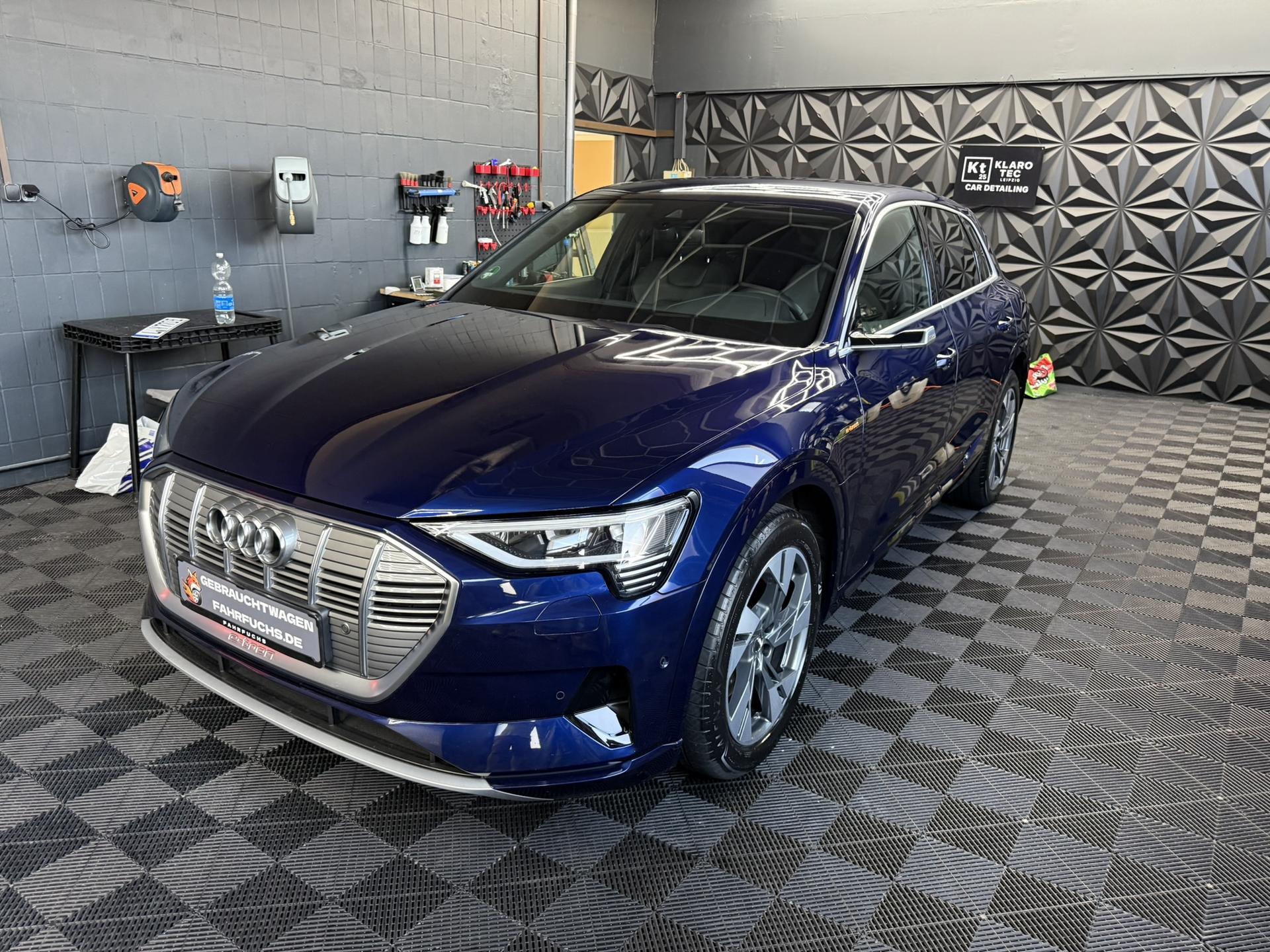 Audi e-tron von FahrFuchs vor der Fahrzeugübergabe