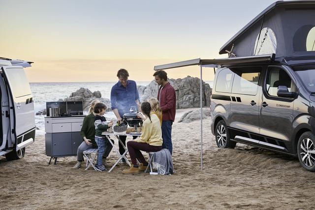CROSSCAMP toyota outdoorküche am strand mit 4 personen und 1 kind 2 fahrzeuge