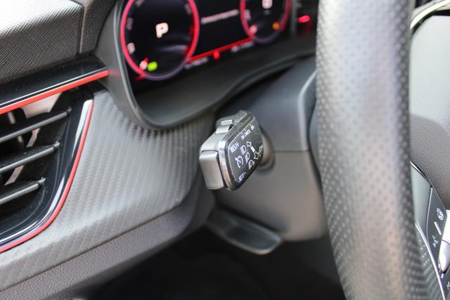 Skoda Kamiq 1.5 TSI MonteCarlo(CZ),DSG,Garantie bis27.4.30oder100000km,beh.Lenkrad+WSS,Panoramadach,Sitzheizg.,elektr.Heckkl.,PDC+R&uuml;ckfahrk.,MatrixBeam,Klima,AppConnect 