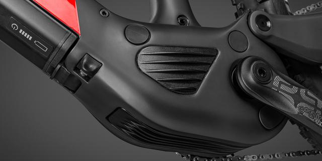 Integrated Carbon Motor Case Maximal steife Verbindung von Steuerrohr über Unterrohr in die Antriebswelle für sehr präzises Fahrverhalten. Spezielle Air Skid Plate schützt das Motorgehäuse und leitet Wärme nach außen ab, Beispielbilder, ggf. teilweise mit Sonderausstattung