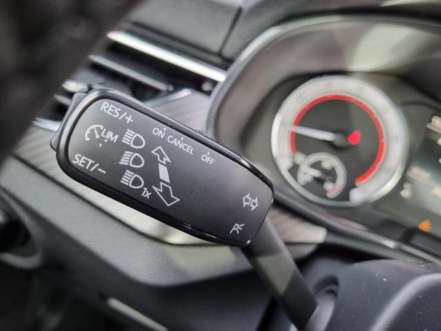 Kamiq 1.5 TSI 150PS DSG Monte Carlo LED-Scheinwerfer PanoDach Sitzheizung Frontscheibe beheizb. Klimaautomatik Radio mit Bluetooth Apple CarPlay Android Auto Keyless PDC v+h Rückf.Kamera TempoLimiter 17" LM 