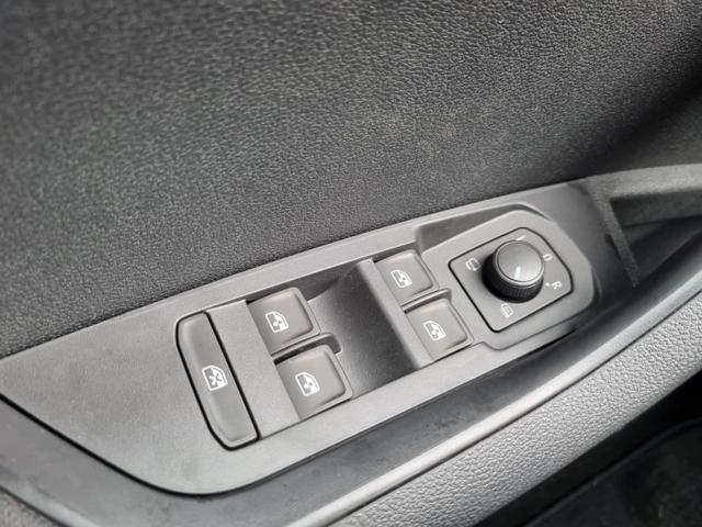 Karoq 1.5 TSI 150PS DSG Style Klimaautomatik Sitzheizung Lenkradheizung abg.Scheiben Apple CarPlay Android Auto PDC v+h Rückf.Kamera Keyless 17-LM Heckklappe elektr. 4x Kamera 