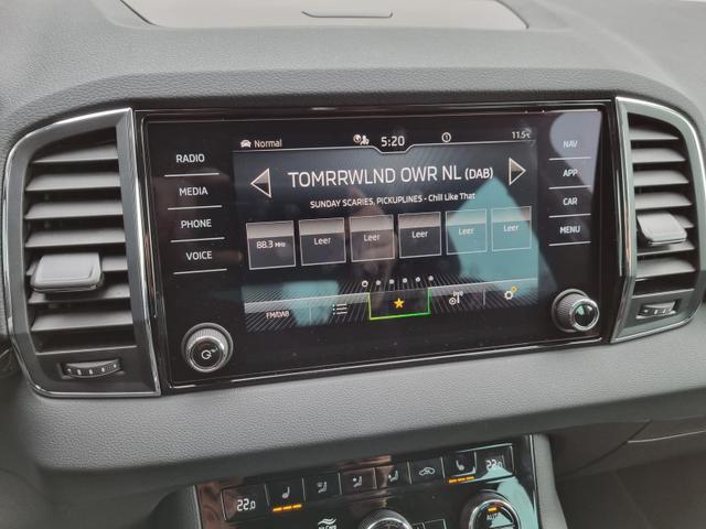 Karoq 1.5 TSI 150PS DSG Style Klimaautomatik Sitzheizung Lenkradheizung abg.Scheiben Apple CarPlay Android Auto PDC v+h Rückf.Kamera Keyless 17-LM Heckklappe elektr. 4x Kamera 