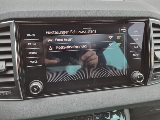 Karoq 1.5 TSI 150PS DSG Style Klimaautomatik Sitzheizung Lenkradheizung abg.Scheiben Apple CarPlay Android Auto PDC v+h Rückf.Kamera Keyless 17-LM Heckklappe elektr. 4x Kamera 