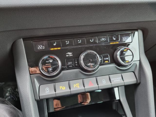 Karoq 1.5 TSI 150PS DSG Style Klimaautomatik Sitzheizung Lenkradheizung abg.Scheiben Apple CarPlay Android Auto PDC v+h Rückf.Kamera Keyless 17-LM Heckklappe elektr. 4x Kamera 