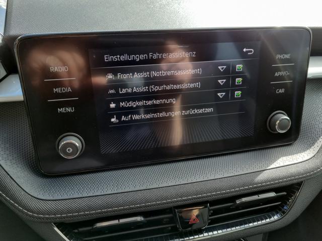 Fabia 1.0 TSI 95PS Style 5-türig Rückf.Kamera Sitzheizung Klima Parksensoren Komfortsitze+Armlehne Skoda-Radio Apple CarPlay Android Auto Bluetooth Tempomat 15-LM Chromzierleisten am Seitenfenstern 