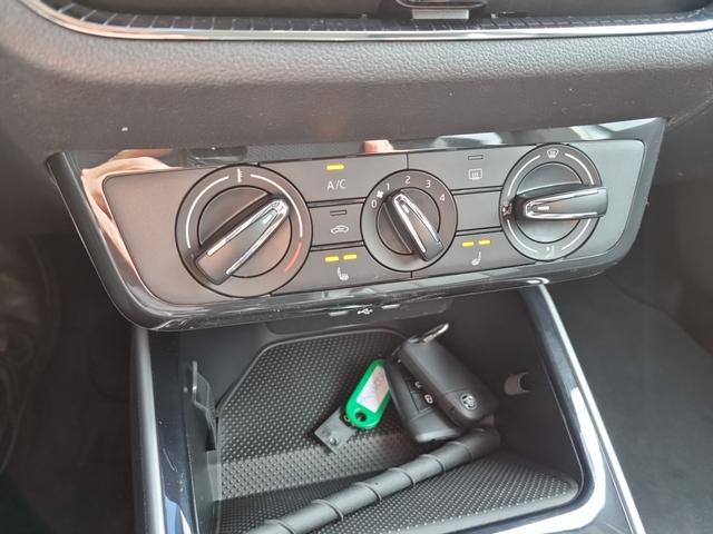Fabia 1.0 TSI 95PS Style 5-türig Rückf.Kamera Sitzheizung Klima Parksensoren Komfortsitze+Armlehne Skoda-Radio Apple CarPlay Android Auto Bluetooth Tempomat 15-LM Chromzierleisten am Seitenfenstern 