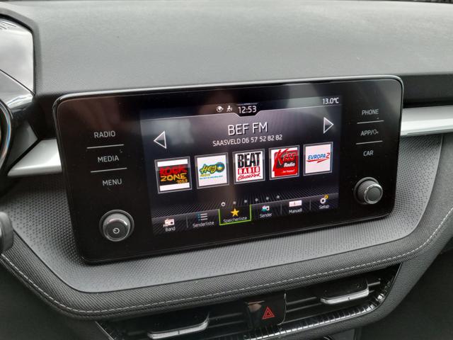 Fabia 1.0 TSI 95PS Style 5-türig Rückf.Kamera Sitzheizung Klima Parksensoren Komfortsitze+Armlehne Skoda-Radio Apple CarPlay Android Auto Bluetooth Tempomat 15-LM Chromzierleisten am Seitenfenstern 
