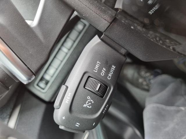 3008 1.5 BlueHDI 130PS Automatik Allure Pack Grip Control Sitzheizung Klimaautomatik Navi DAB+ Bluetooth Touchscreen Apple CarPlay Android Auto PDC v+h Rückf.Kamera abged.Scheiben 18-LM selbstlenkendes System Alarmanlage 