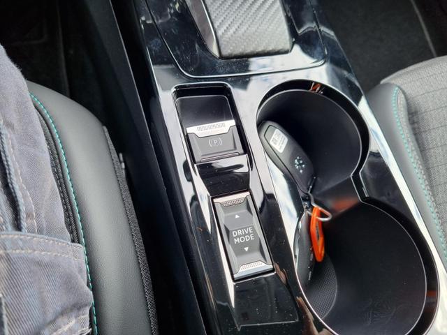 2008 1.2 PureTech 130PS Automatik Allure AHK abnehmbar Rückf.Kamera PDC Sitzheizung Klimaautomatik Navi Apple CarPlay Android Auto Touchscreen Bluetooth DAB+ 2xKeyless Virtual Cockpit 17-LM abged.Scheiben LED-Scheinw. 