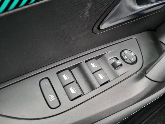 2008 1.2 PureTech 130PS Automatik Allure AHK abnehmbar Rückf.Kamera PDC Sitzheizung Klimaautomatik Navi Apple CarPlay Android Auto Touchscreen Bluetooth DAB+ 2xKeyless Virtual Cockpit 17-LM abged.Scheiben LED-Scheinw. 