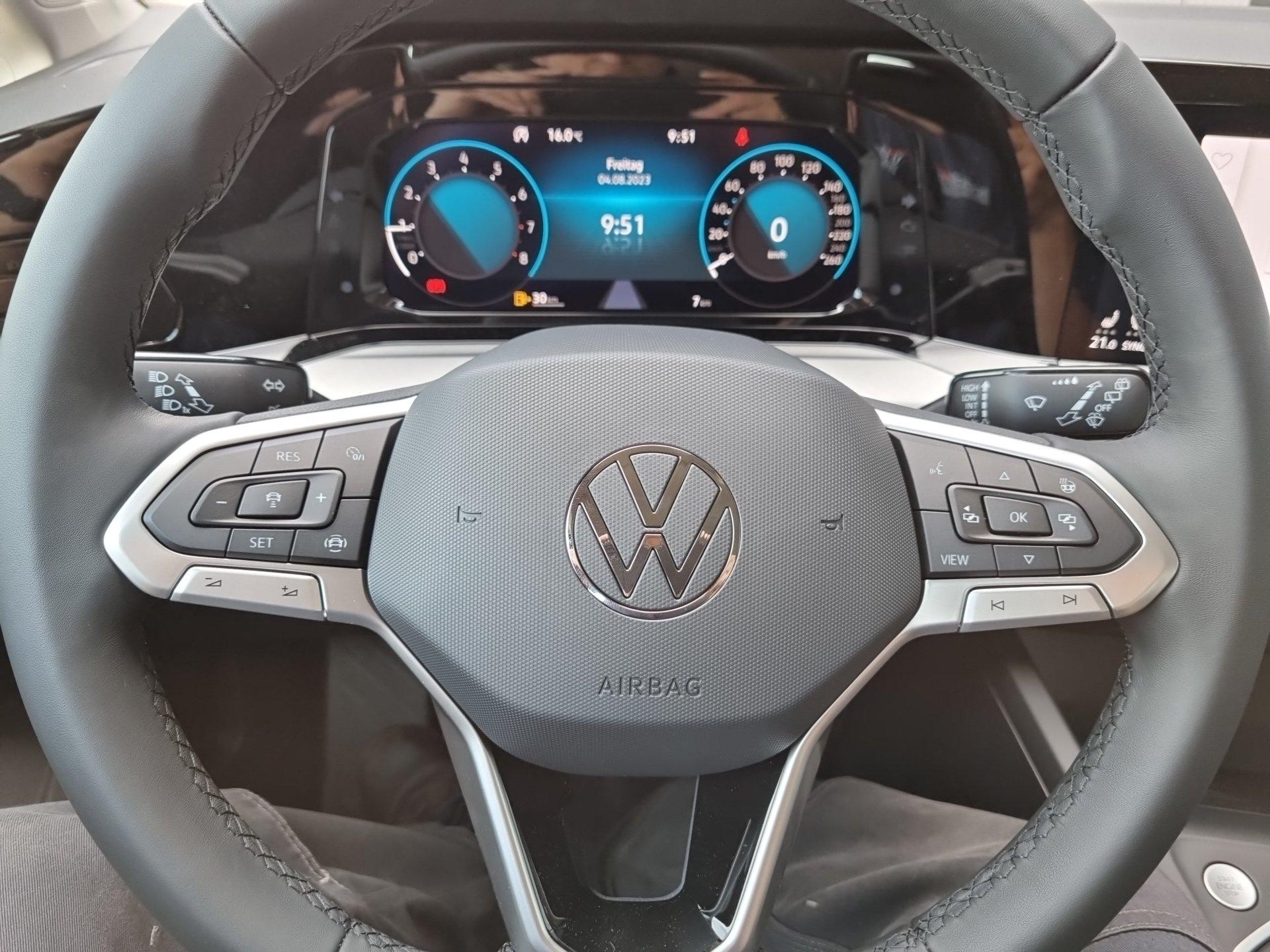Volkswagen Golf 1.5 TSI 130PS Life Rückf.Kamera Klimaautomatik Sitzheizung  Lenkradheizung AbstandsTempomat LED-Scheinw. PDC v+h 16LM Apple Car Play  Android Auto Reimport EU-Neuwagen günstig kaufen