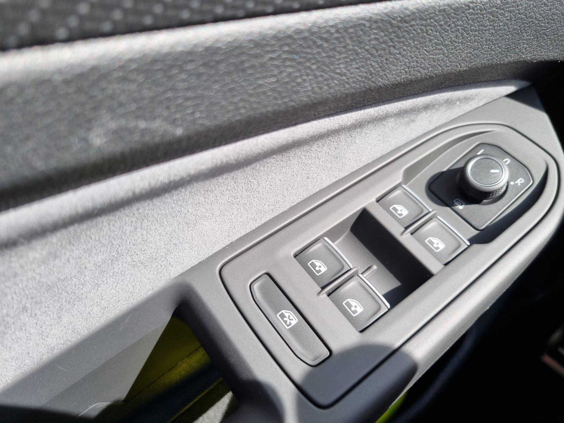 Volkswagen Golf 1.5 TSI OPF 150PS R-Line Virtual Cockpit Rückf.Kamera  Air-Care-Climatronic Sitzheizung Lenkradheizung Abg.Scheiben  AbstandsTempomat Radio Ready 2 Discover Apple Car Play Android Auto  Ladefunktion Handy PDC v+h Neuwagen mit Rabatt