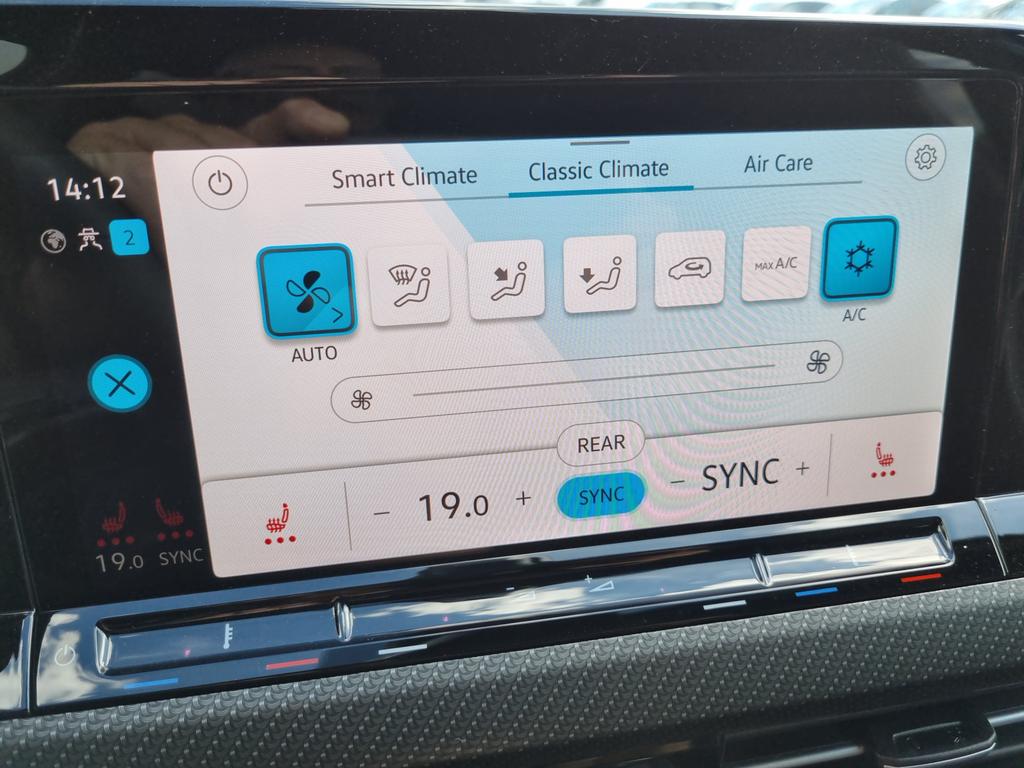 Volkswagen Golf 1.5 TSI OPF 150PS R-Line Virtual Cockpit Rückf.Kamera  Air-Care-Climatronic Sitzheizung Lenkradheizung Abg.Scheiben  AbstandsTempomat Radio Ready 2 Discover Apple Car Play Android Auto  Ladefunktion Handy PDC v+h EU-Neuwagen Importfahrzeug