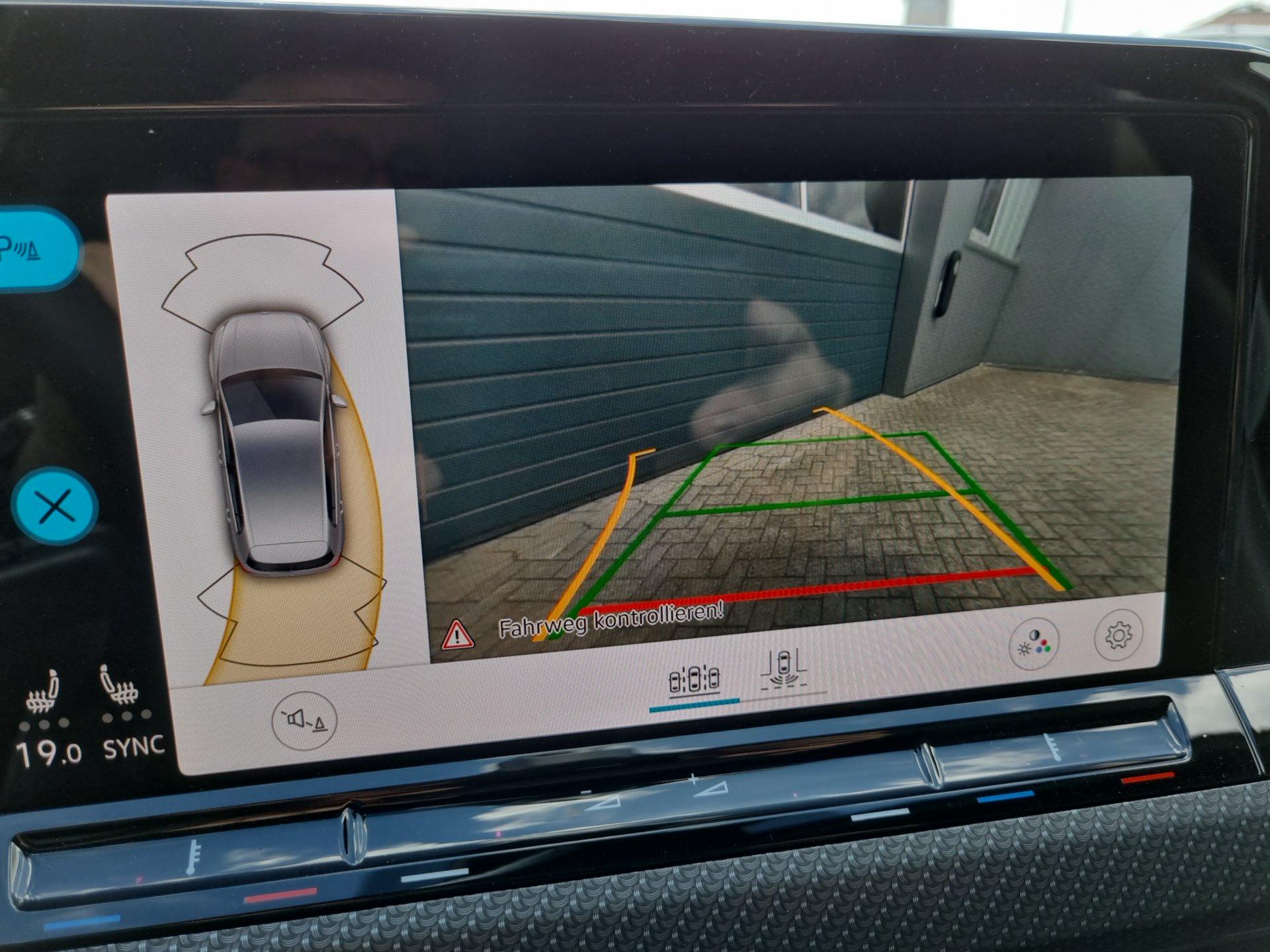 Volkswagen Golf 1.5 TSI OPF 150PS R-Line Virtual Cockpit Rückf.Kamera Air- Care-Climatronic Sitzheizung Lenkradheizung Abg.Scheiben AbstandsTempomat  Radio Ready 2 Discover Apple Car Play Android Auto Ladefunktion Handy PDC  v+h Reimport EU-Neuwagen