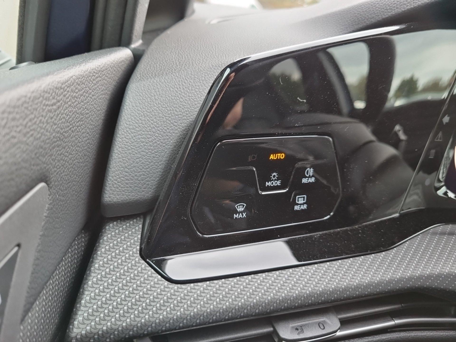 Volkswagen Golf 1.5 TSI OPF 150PS R-Line Virtual Cockpit Rückf.Kamera  Air-Care-Climatronic Sitzheizung Lenkradheizung Abg.Scheiben  AbstandsTempomat Radio Ready 2 Discover Apple Car Play Android Auto  Ladefunktion Handy PDC v+h Neuwagen mit Rabatt
