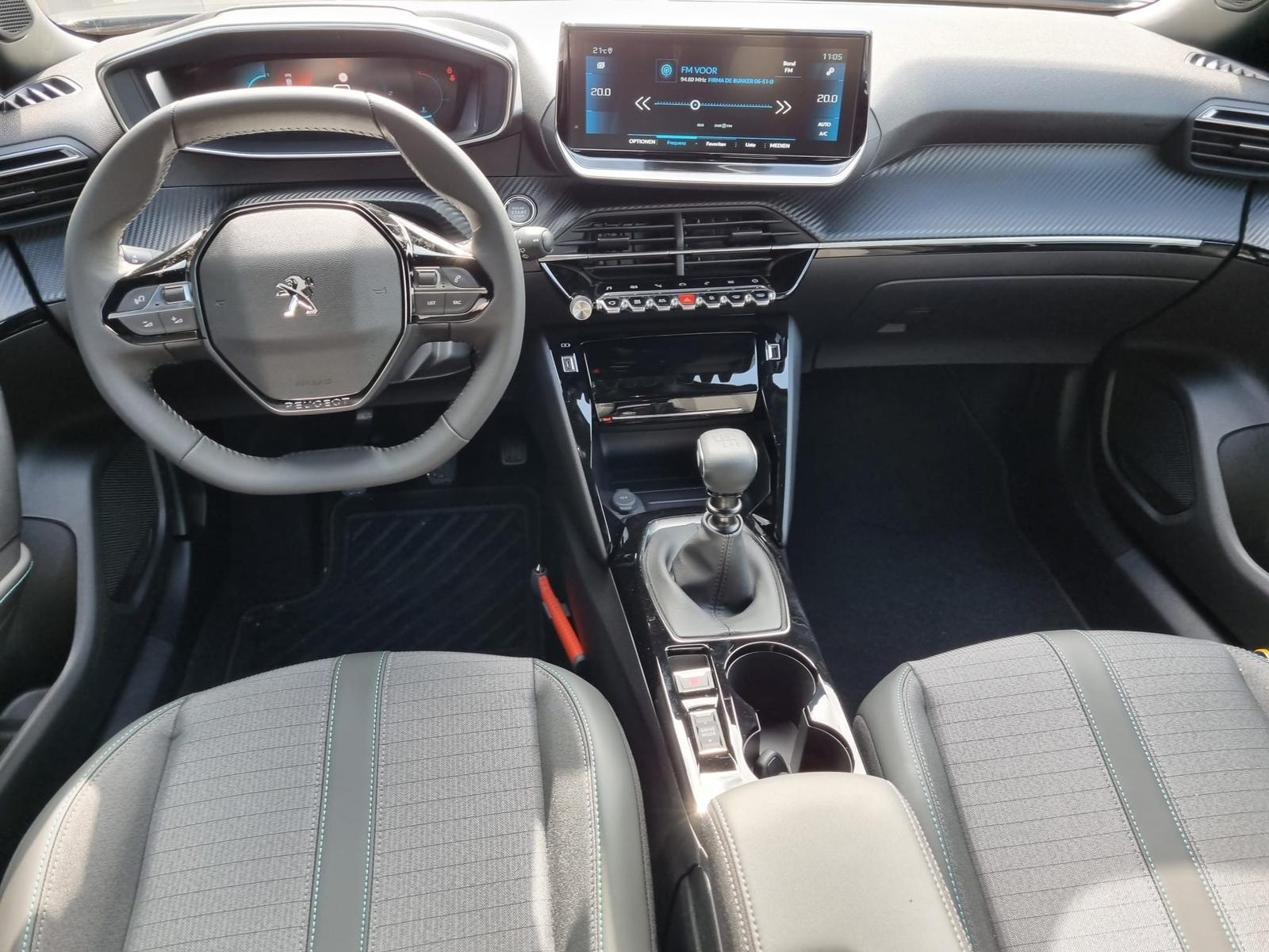 Peugeot 2008 1.2 PureTech 100PS Allure Pack Schlüsselloses öffnen & starten  Navi Virtual Cockpit Rückf.Kamera abg.Scheiben Klimaautomatik Apple CarPlay  Android Auto Parksensoren Neuwagen mit Rabatt