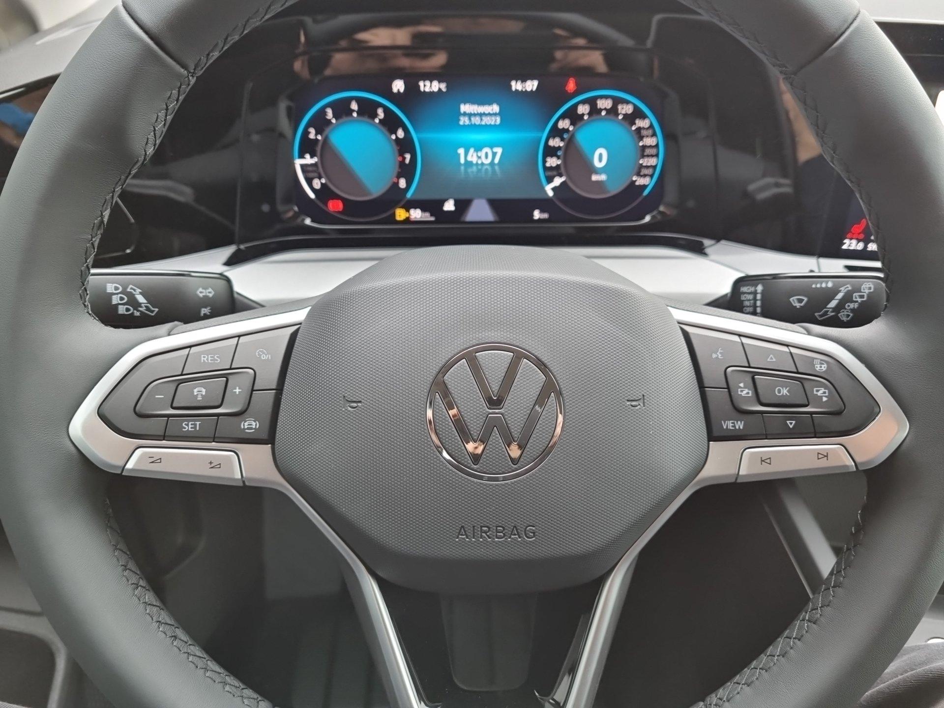 Volkswagen Golf 1.5 TSI 130PS Life Klimaautomatik Sitzheizung  Lenkradheizung AbstandsTempomat LED-Scheinw. PDC v+h 16LM Apple Car Play  Android AutoVolkswagenSchaltgetriebe