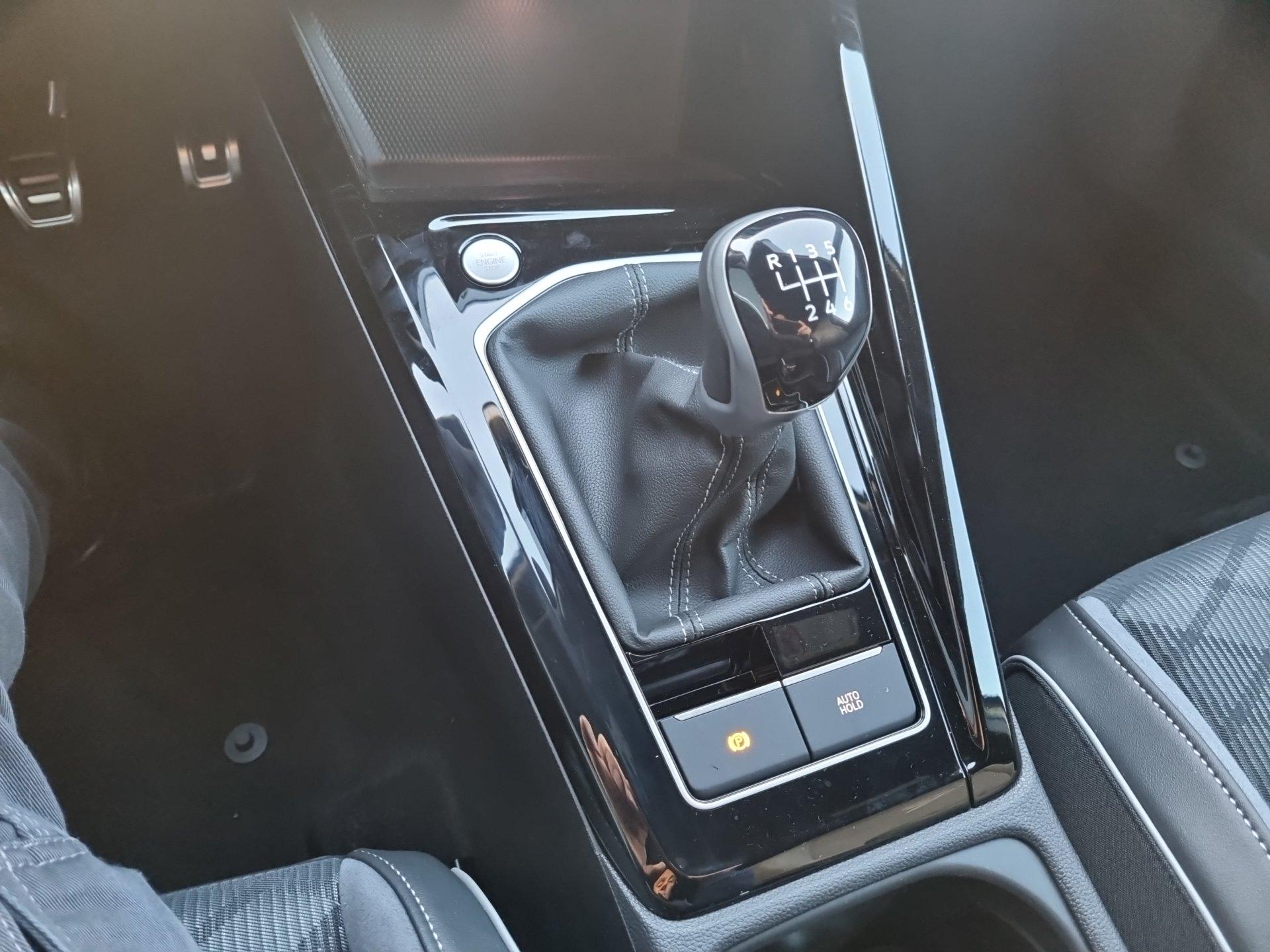 Volkswagen Golf 1.5 TSI OPF 150PS R-Line Virtual Cockpit Rückf.Kamera  Air-Care-Climatronic Sitzheizung Lenkradheizung Abg.Scheiben  AbstandsTempomat Radio Ready 2 Discover Apple Car Play Android Auto  Ladefunktion Handy PDC v+h, EU-Neuwagen & Reimporte