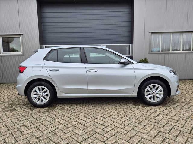 Skoda Fabia - 1.0 TSI 95PS Selection 5-türig Sitzheizung Rückf.Kamera Anschlussgarantie PDC Multifunktionslenkrad Klima Skoda-Radio Bluetooth Touchscreen Apple CarPlay Android Auto Tempomat Nebelsch. 15-LM Vorlauffahrzeuge