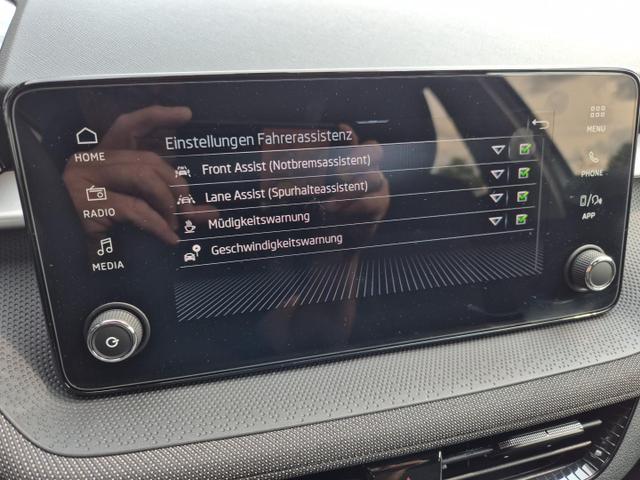 Skoda Fabia 1.0 TSI 115PS Selection 5-türig Sitzheizung Parksensoren Multifunktionslenkrad Klima Skoda-Radio Bluetooth Touchscreen Tempomat Nebelsch. wireless Apple CarPlay + Android Auto 
