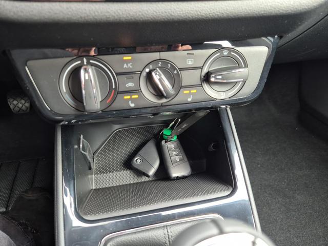 Skoda Fabia 1.0 TSI 115PS Selection 5-türig Sitzheizung Parksensoren Multifunktionslenkrad Klima Skoda-Radio Bluetooth Touchscreen Tempomat Nebelsch. wireless Apple CarPlay + Android Auto 