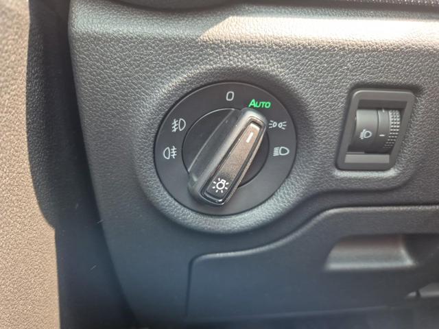 Skoda Fabia 1.0 TSI 115PS Selection 5-türig Sitzheizung Parksensoren Multifunktionslenkrad Klima Skoda-Radio Bluetooth Touchscreen Tempomat Nebelsch. wireless Apple CarPlay + Android Auto 