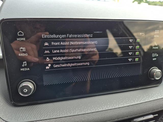 Skoda Fabia 1.0 TSI 115PS Selection 5-türig Sitzheizung Parksensoren Multifunktionslenkrad Klima Skoda-Radio Bluetooth Touchscreen Tempomat Nebelsch. wireless Apple CarPlay + Android Auto 