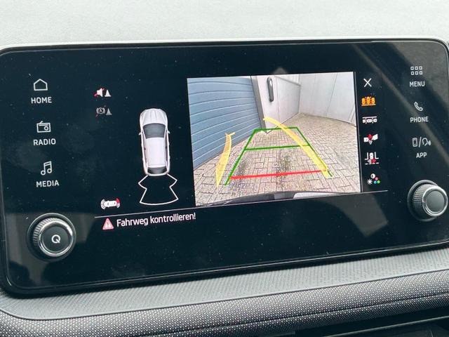 Skoda Fabia 1.0 TSI 95PS Selection 5-türig Rückf.Kamera Parksensoren Sitzheizung Multifunktionslenkrad Klima Skoda-Radio Bluetooth Touchscreen Tempomat Nebelsch. Apple CarPlay + Android Auto 