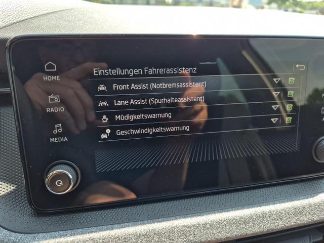 Skoda Kamiq 1.0 TSI 115PS DSG Selection Klimaautomatik Sitzheizung Parksensoren Multifunktionslenkrad Skoda-Radio Bluetooth Touchscreen Tempomat Nebelsch. wireless Apple CarPlay + Android Auto 
