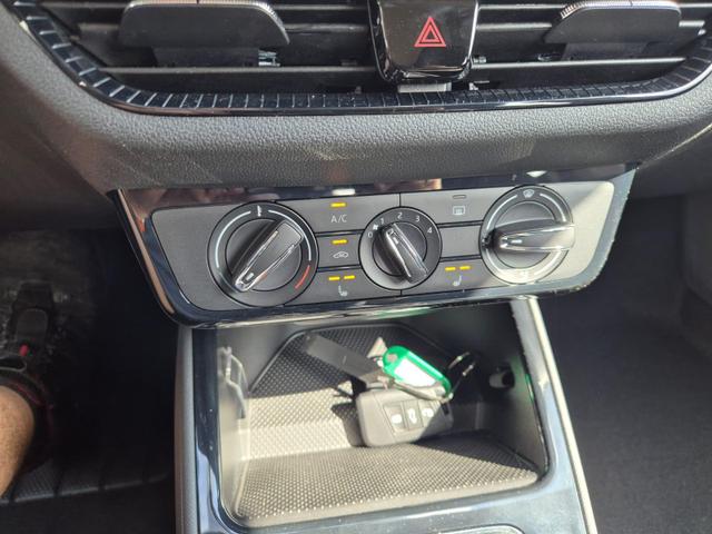 Skoda Fabia 1.0 TSI 95PS Selection 5-türig Rückf.Kamera Parksensoren Sitzheizung Multifunktionslenkrad Klima Skoda-Radio Bluetooth Touchscreen Tempomat Nebelsch. Apple CarPlay + Android Auto 