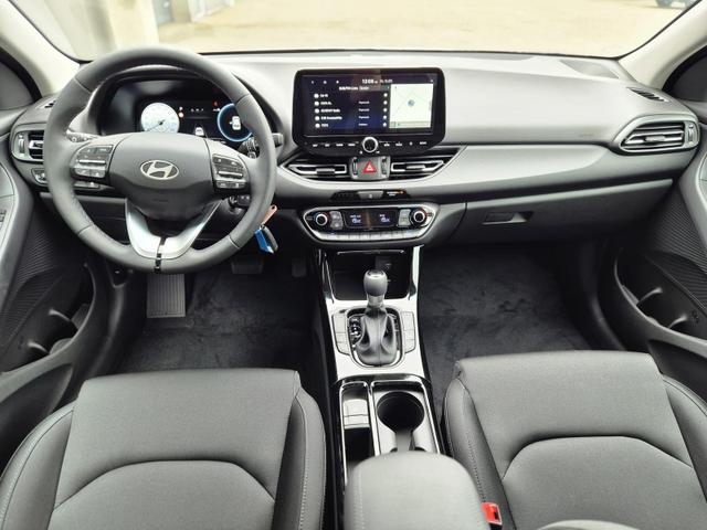 Hyundai i30 Kombi 1.0 T-GDI 100PS Automatik AbstandsTempomat Toter-Winkel-Assistent Sitzheizung Lenkradheizung Klimaautomatik Navi 10,25"-Touchscreen DAB+ wireless Apple CarPlay + Android Auto PDC v+h Rückf.Kamera 16-LM 