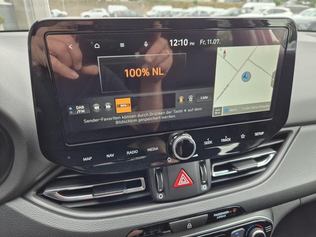 Hyundai i30 Kombi 1.0 T-GDI 100PS Automatik AbstandsTempomat Toter-Winkel-Assistent Sitzheizung Lenkradheizung Klimaautomatik Navi 10,25"-Touchscreen DAB+ wireless Apple CarPlay + Android Auto PDC v+h Rückf.Kamera 16-LM 