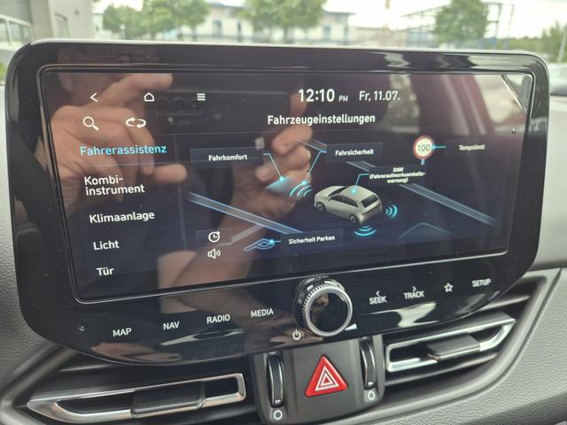 Hyundai i30 Kombi 1.0 T-GDI 100PS Automatik AbstandsTempomat Toter-Winkel-Assistent Sitzheizung Lenkradheizung Klimaautomatik Navi 10,25"-Touchscreen DAB+ wireless Apple CarPlay + Android Auto PDC v+h Rückf.Kamera 16-LM 