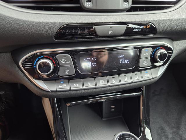 Hyundai i30 Kombi 1.0 T-GDI 100PS Automatik AbstandsTempomat Toter-Winkel-Assistent Sitzheizung Lenkradheizung Klimaautomatik Navi 10,25"-Touchscreen DAB+ wireless Apple CarPlay + Android Auto PDC v+h Rückf.Kamera 16-LM 