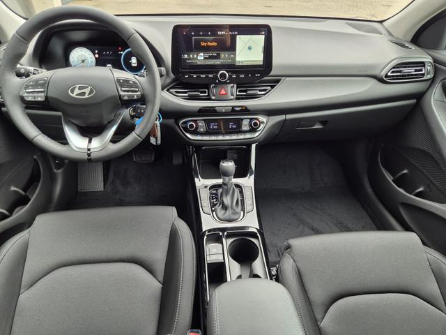 Hyundai i30 Kombi 1.0 T-GDI 100PS Automatik AbstandsTempomat Toter-Winkel-Assistent Sitzheizung Lenkradheizung Klimaautomatik Navi 10,25"-Touchscreen DAB+ wireless Apple CarPlay + Android Auto PDC v+h Rückf.Kamera 16-LM 