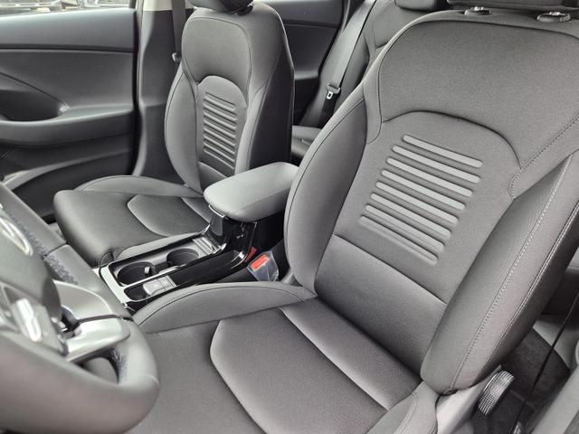 Hyundai i30 Kombi 1.0 T-GDI 100PS Automatik AbstandsTempomat Toter-Winkel-Assistent Sitzheizung Lenkradheizung Klimaautomatik Navi 10,25"-Touchscreen DAB+ wireless Apple CarPlay + Android Auto PDC v+h Rückf.Kamera 16-LM 