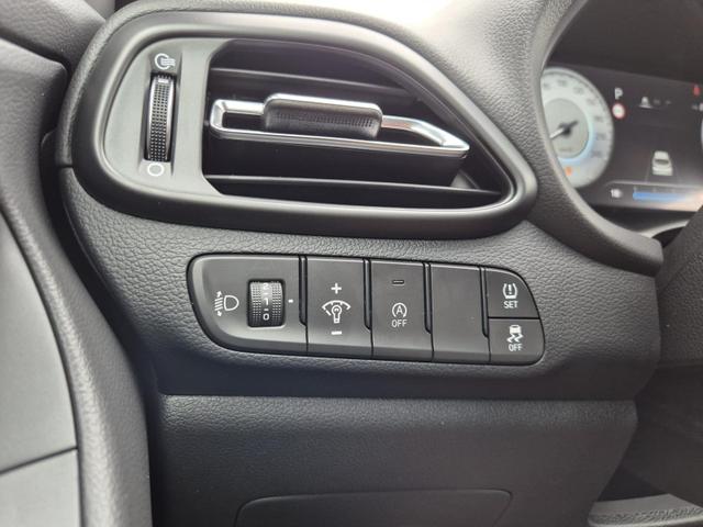 Hyundai i30 Kombi 1.0 T-GDI 100PS Automatik AbstandsTempomat Toter-Winkel-Assistent Sitzheizung Lenkradheizung Klimaautomatik Navi 10,25"-Touchscreen DAB+ wireless Apple CarPlay + Android Auto PDC v+h Rückf.Kamera 16-LM 