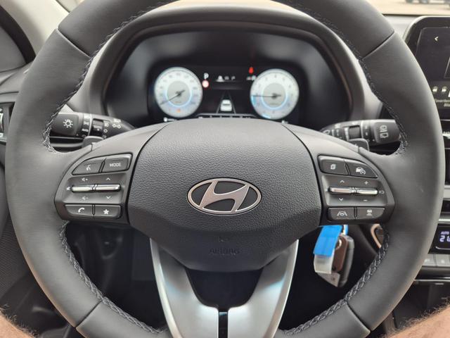 Hyundai i30 Kombi 1.0 T-GDI 100PS Automatik AbstandsTempomat Toter-Winkel-Assistent Sitzheizung Lenkradheizung Klimaautomatik Navi 10,25"-Touchscreen DAB+ wireless Apple CarPlay + Android Auto PDC v+h Rückf.Kamera 16-LM 