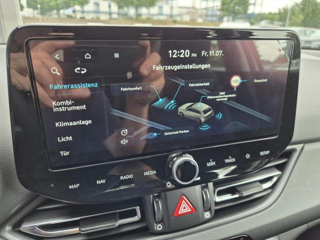 Hyundai i30 Kombi 1.0 T-GDI 100PS Automatik AbstandsTempomat Toter-Winkel-Assistent Sitzheizung Lenkradheizung Klimaautomatik Navi 10,25"-Touchscreen DAB+ wireless Apple CarPlay + Android Auto PDC v+h Rückf.Kamera 16-LM 