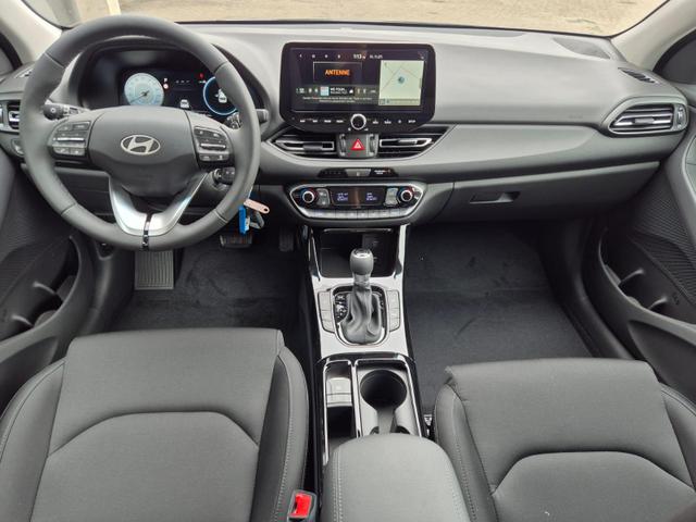 Hyundai i30 Kombi 1.0 T-GDI 100PS Automatik AbstandsTempomat Toter-Winkel-Assistent Sitzheizung Lenkradheizung Klimaautomatik Navi 10,25"-Touchscreen DAB+ wireless Apple CarPlay + Android Auto PDC v+h Rückf.Kamera 16-LM 