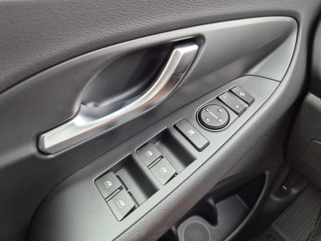 Hyundai i30 Kombi 1.0 T-GDI 100PS Automatik AbstandsTempomat Toter-Winkel-Assistent Sitzheizung Lenkradheizung Klimaautomatik Navi 10,25"-Touchscreen DAB+ wireless Apple CarPlay + Android Auto PDC v+h Rückf.Kamera 16-LM 