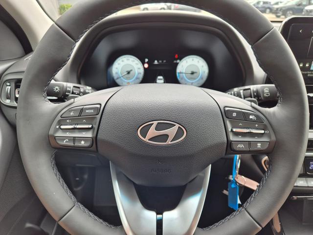 Hyundai i30 Kombi 1.0 T-GDI 100PS Automatik AbstandsTempomat Toter-Winkel-Assistent Sitzheizung Lenkradheizung Klimaautomatik Navi 10,25"-Touchscreen DAB+ wireless Apple CarPlay + Android Auto PDC v+h Rückf.Kamera 16-LM 