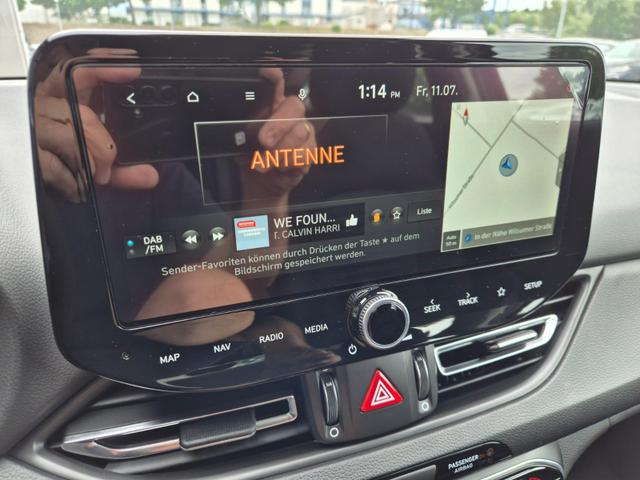 Hyundai i30 Kombi 1.0 T-GDI 100PS Automatik AbstandsTempomat Toter-Winkel-Assistent Sitzheizung Lenkradheizung Klimaautomatik Navi 10,25"-Touchscreen DAB+ wireless Apple CarPlay + Android Auto PDC v+h Rückf.Kamera 16-LM 