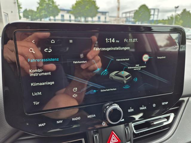 Hyundai i30 Kombi 1.0 T-GDI 100PS Automatik AbstandsTempomat Toter-Winkel-Assistent Sitzheizung Lenkradheizung Klimaautomatik Navi 10,25"-Touchscreen DAB+ wireless Apple CarPlay + Android Auto PDC v+h Rückf.Kamera 16-LM 