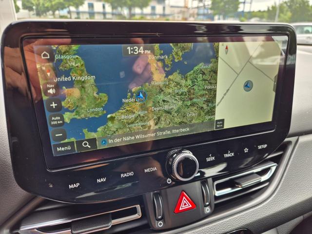 Hyundai i30 Kombi 1.0 T-GDI 100PS Automatik AbstandsTempomat Toter-Winkel-Assistent Sitzheizung Lenkradheizung Klimaautomatik Navi 10,25"-Touchscreen DAB+ wireless Apple CarPlay + Android Auto PDC v+h Rückf.Kamera 16-LM 