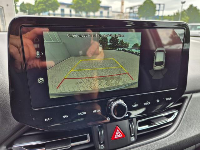 Hyundai i30 Kombi 1.0 T-GDI 100PS Automatik AbstandsTempomat Toter-Winkel-Assistent Sitzheizung Lenkradheizung Klimaautomatik Navi 10,25"-Touchscreen DAB+ wireless Apple CarPlay + Android Auto PDC v+h Rückf.Kamera 16-LM 